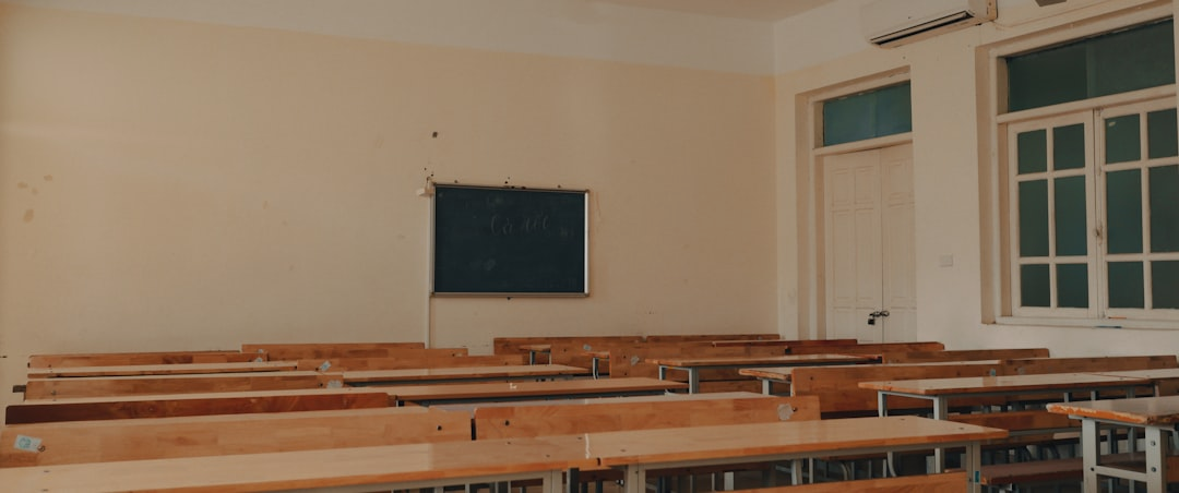 Estudiantes colaborando en un proyecto